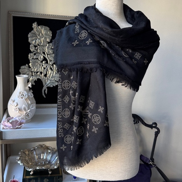 Luxury Black and Gold studded Scarf - Picture 3 of 5